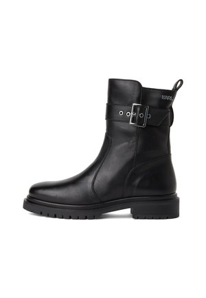Botas de tobillo de cuero negro con un hebilla lateral, punta redondeada, superficie texturizada y una suela de goma con patrón para mayor tracción.