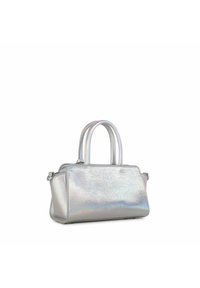 Borsa a mano metallica argento con texture liscia, forma rettangolare, doppio manico e tracolla removibile. Finitura riflettente senza motivi.