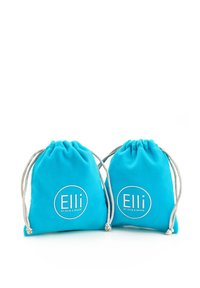 Zwei türkise Beutel mit Kordelzug aus weichem Stoff. Jeder hat ein rundes Logo mit "Elli by Julie & Grace" in Weiß.