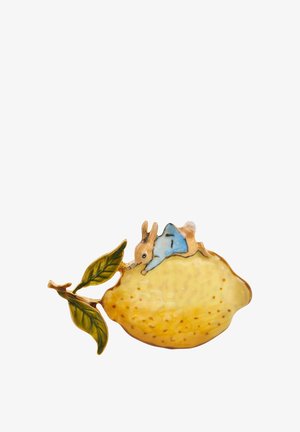 Broche en céramique en forme de citron, ornée d'un petit lapin en tenue bleue. Comprend des feuilles vertes et une finition jaune brillante.