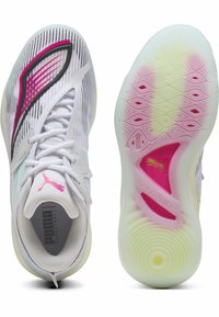 Vita sportskor med mesh-överdel, svarta och rosa detaljer samt en texturerad sula. Har en logotyp på tungan och en färgglad häldekoration.