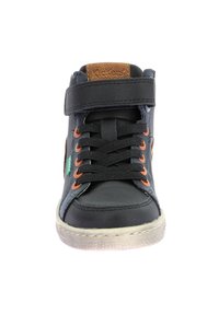Sneaker alto nero con accenti marroni, dotato di una cinghia in velcro, occhielli arancioni e suola in gomma testurizzata. Design con chiusura a lacci.