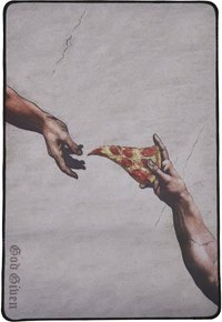 Tapestry die twee handen toont die naar een plak pepperoni pizza reiken, met een gestructureerde achtergrond die doet denken aan gebroken steen. Zwarte rand.