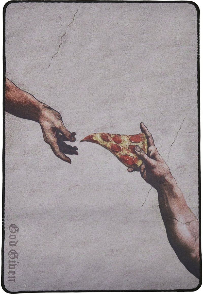 Tapestry die twee handen toont die naar een plak pepperoni pizza reiken, met een gestructureerde achtergrond die doet denken aan gebroken steen. Zwarte rand.