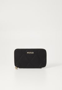 Cartera negra con cremallera fabricada en material texturizado, que presenta un patrón de diamantes, el logo dorado "HUGO" y un tirador de cremallera metálico.
