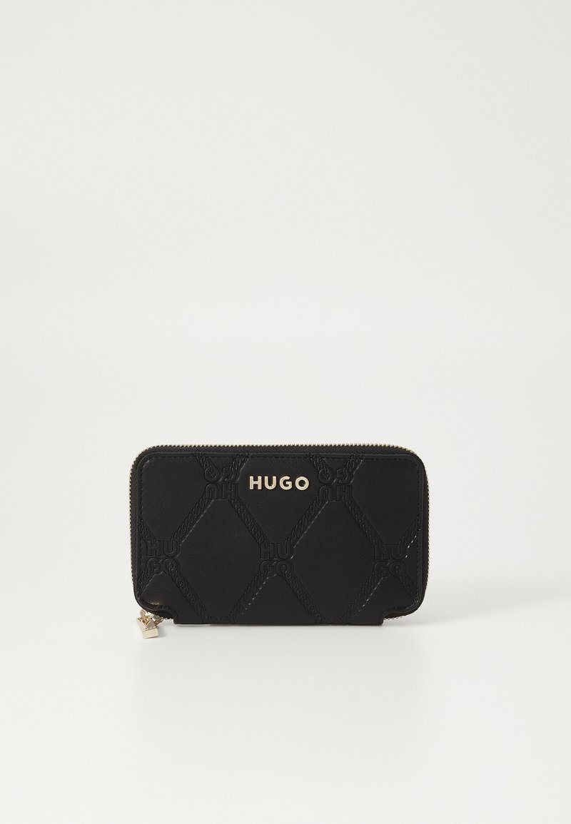 Cartera negra con cremallera fabricada en material texturizado, que presenta un patrón de diamantes, el logo dorado "HUGO" y un tirador de cremallera metálico.
