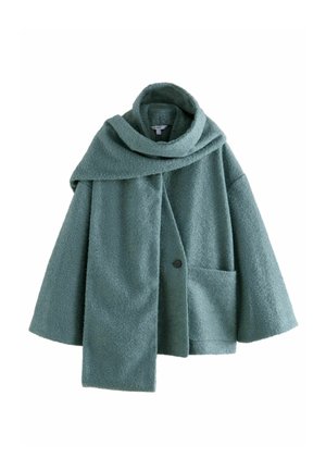 Miękki, teksturowany, miętowy płaszcz oversize z szerokimi rękawami, pojedynczym guzikiem z przodu, dużą kieszenią i dopasowanym długim szalikiem zarzuconym na ramiona.