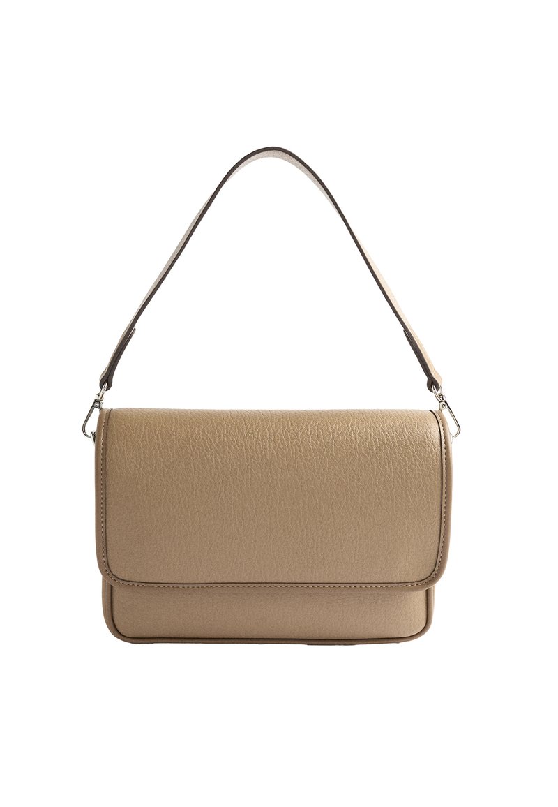 Beżowa skórzana torba na ramię o wyraźnej strukturze, z pojedynczym paskiem i klapą. Teksturowana powierzchnia z kontrastującymi detalami w szwie.