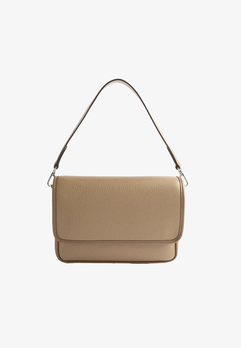 Beżowa skórzana torba na ramię o wyraźnej strukturze, z pojedynczym paskiem i klapą. Teksturowana powierzchnia z kontrastującymi detalami w szwie.