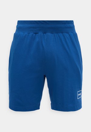 Μπλε casual σορτς με ελαστική μέση και μικρό λευκό τετράγωνο λογότυπο στο κάτω αριστερό πόδι σε απλό φόντο.