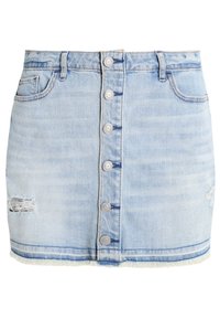 Denimkjol i ljusblått, med knappstängning fram, två sidofickor och sliten detaljering med fransad nederkant.