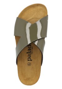 Sandale à semelle en liège, en cuir verni vert avec des brides croisées, et une semelle intérieure beige arborant un logo. Texture lisse et brillante.