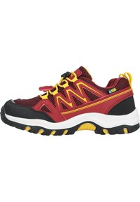 Chaussure de sport bordeaux et noire avec tissu en maille, accents jaunes et semelle en caoutchouc. Présente un système de verrouillage des lacets et un design à motifs.