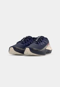 Marineblaue Trailschuhe mit strukturiertem Mesh-Obermaterial, kontrastierenden weißen Akzenten und einer robusten Sohle für Grip und Stabilität.