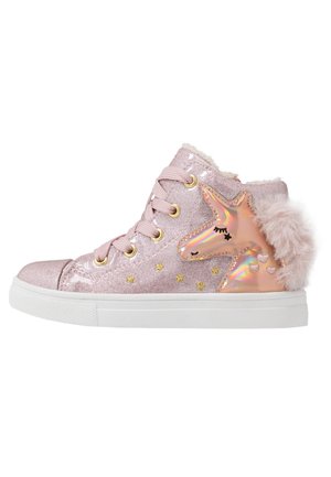 Lyserød højtop-sneaker med glitrende finish, gyldne snørehuller, holografisk enhjørninge-patch, stjerneaccents og en fluffy pompon på hælen.