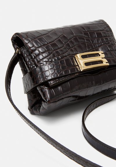 Victoria Beckham BUCKLE MINI CHAIN POUCH LONG STRAP - Vakarsomiņa - espresso