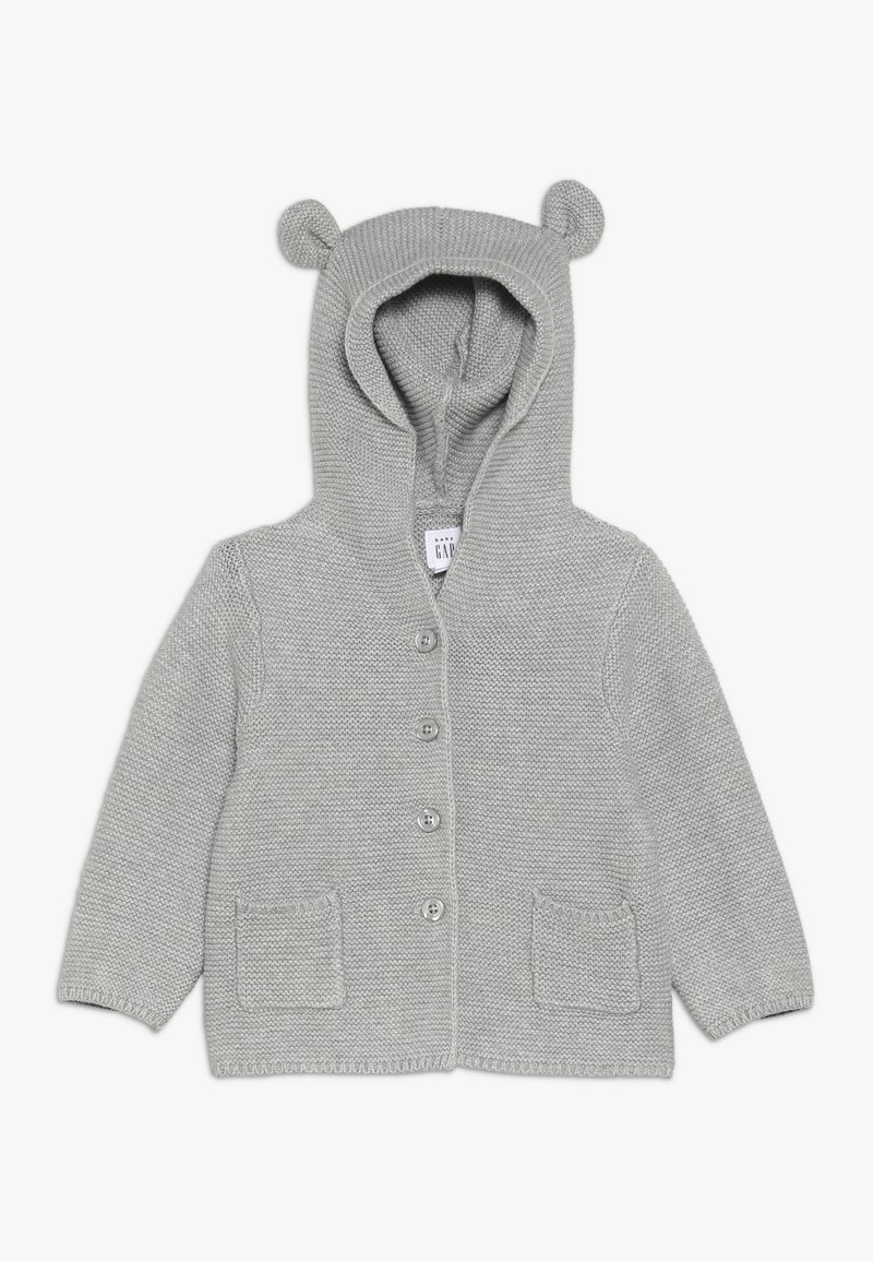 Cardigan bébé tricoté gris avec capuche comportant de petites oreilles d’ours, des boutons sur le devant et deux poches avant.