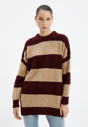 Breisel met een brede bordeauxrode en beige strepen, ronde hals, lange mouwen en een relaxed fit. Zachte textuur, gemiddelde dikte.