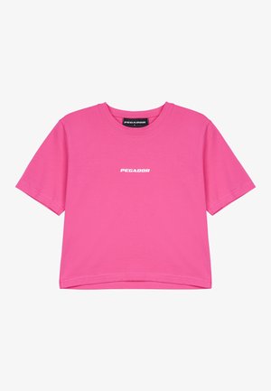 Roze katoenen T-shirt met korte mouwen, met een ronde halslijn en het "PEGADOR" logo in het wit over de borst. Soepele textuur en een relaxte pasvorm.