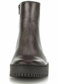 Czarny skórzany botek za kostkę o gładkim wykończeniu, zaokrąglonym nosku i z przodu na zamek. Posiada grubą, teksturowaną podeszwę dla lepszej przyczepności.