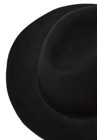 Sombrero de fieltro negro con ala ancha, copa redondeada, textura suave y sin hardware ni patrones visibles.