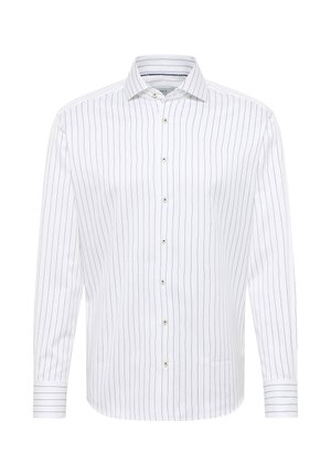 Camicia bianca a maniche lunghe con strisce verticali blu navy, colletto a bottoni e piccoli bottoni metallici. I polsini presentano un dettaglio a strisce orizzontali.