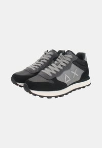 Sneakers in materiali neri e grigi, caratterizzati da un mix di camoscio e mesh. Chiusura con lacci, design del logo in evidenza e suola testurizzata.