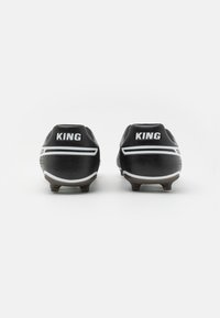 Scarpini da calcio neri con accenti bianchi, dotati di una tomaia testurizzata, tacchetti modellati per la trazione e la scritta "KING" in evidenza sul retro.