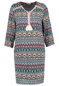 Flerfärgad klänning med V-ringning, trekvartsärmar och ett mönster i geometriska former med en fransdetalj. Mjuk tyg.