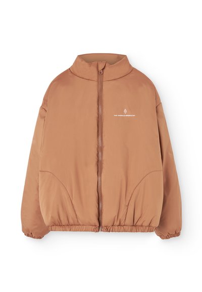 Giacca imbottita marrone con colletto alto, zip frontale e polsini elasticizzati. Presenta cuciture laterali e stampa del logo sul petto. Texture liscia.