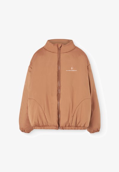 Doudoune marron rembourrée avec un col montant, fermeture éclair à l'avant et poignets élastiques. Présente des coutures latérales et une impression logo sur la poitrine. Texture lisse.