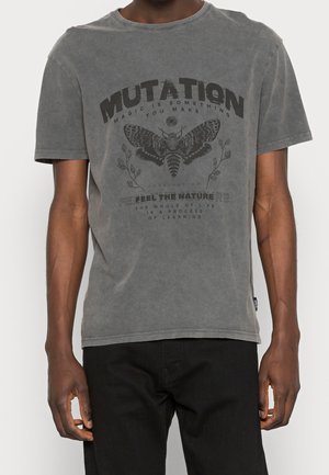 Graues Baumwoll-T-Shirt mit rundem Ausschnitt. Mit einem schwarzen Schmetterlingsmotiv und Text in Vintage-Stil. Kurze Ärmel.