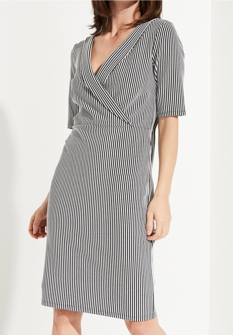 Gestreiftes Kleid mit V-Ausschnitt und kurzen Ärmeln, aus einem glatten Stoff gefertigt; hat eine taillierte Taille und einen knielangen Saum.