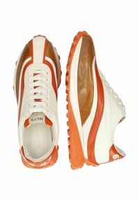 Weißes Sneaker mit braunen und orangefarbenen Akzenten. Leder-Material, runde Zehenpartie, flache Schnürsenkel, strukturierte Gummisohle und sichtbares Branding an der Ferse.