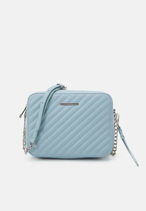 Sac à main matelassé bleu clair de forme rectangulaire, avec des accessoires en argent, une bandoulière en chaîne et une finition lisse.