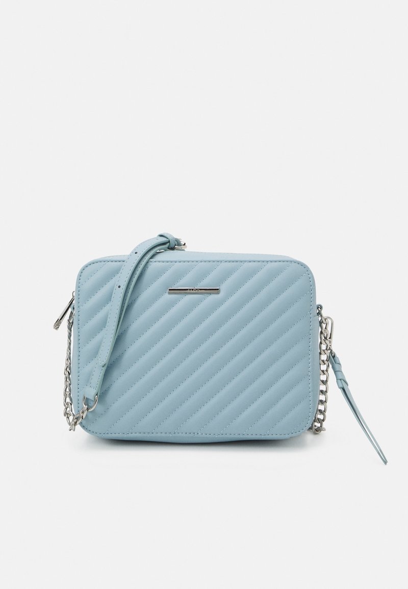 Borsa a tracolla trapuntata di colore azzurro chiaro, di forma rettangolare, con finiture in argento, una tracolla a catena e una finitura liscia.