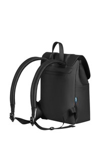 Mochila negra con un acabado mate, parte superior redondeada, dos correas para los hombros y un bolsillo frontal. Presenta un pequeño acento de la bandera sueca.