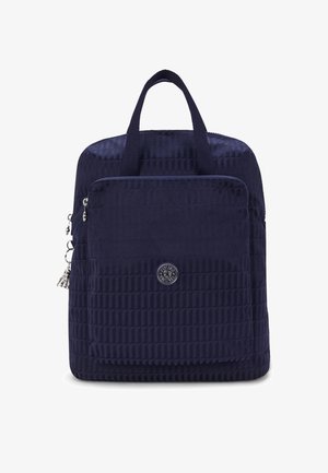 Navyblå nylonryggsäck med ett strukturerat mönster, som har en framfick med dragkedja, två handtag på toppen och en cirkulär logotypdetalj.