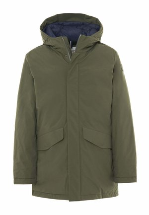 Giacca parka verde oliva con cappuccio, dotata di chiusura con zip, due tasche frontali e fodera interna blu navy. Texture liscia, design minimalista.