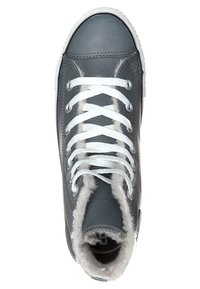 Baskets montantes grises avec des lacets blancs et une doublure en fausse fourrure blanche visible autour de la cheville, vue de dessus.