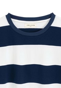 T-shirt à manches courtes rayé bleu marine et blanc avec un col rond ; tissu en coton doux ; étiquette portant la mention "FRILIVIN," taille S.