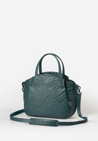Borsa a mano in pelle color turchese con due manici corti e una tracolla removibile. Presenta una texture liscia e una forma a corpo arrotondato.