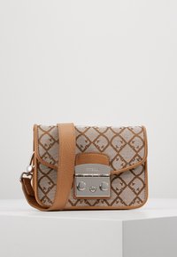 Brązowa torebka na ramię z przednią częścią z wzorzystej tkaniny, srebrnymi metalowymi elementami oraz teksturowaną skórzaną klapką. Posiada zapięcie na zatrzask oraz regulowany pasek.