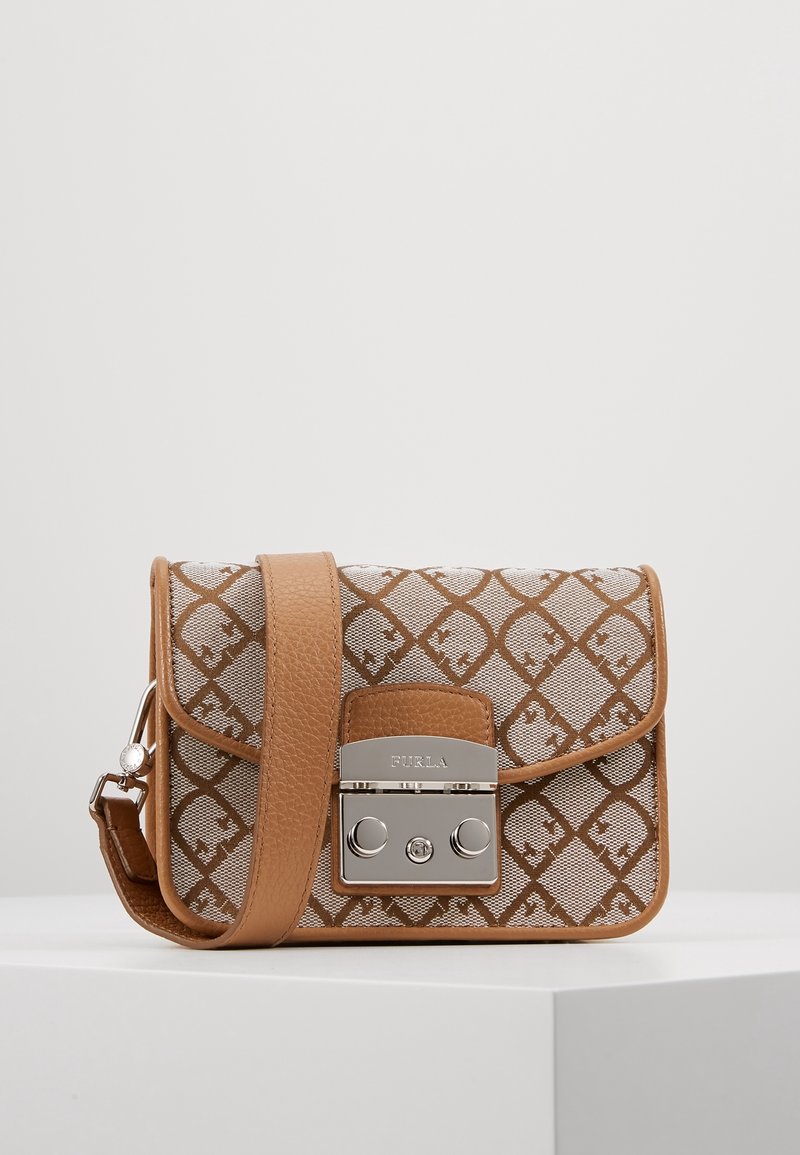Brązowa torebka na ramię z przednią częścią z wzorzystej tkaniny, srebrnymi metalowymi elementami oraz teksturowaną skórzaną klapką. Posiada zapięcie na zatrzask oraz regulowany pasek.