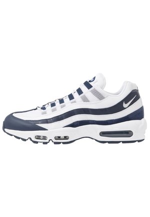 Hvide og marineblå Nike Air Max-sneakers med synlige air-sålenheder og mesh øverste detaljer på en ens hvid baggrund.
