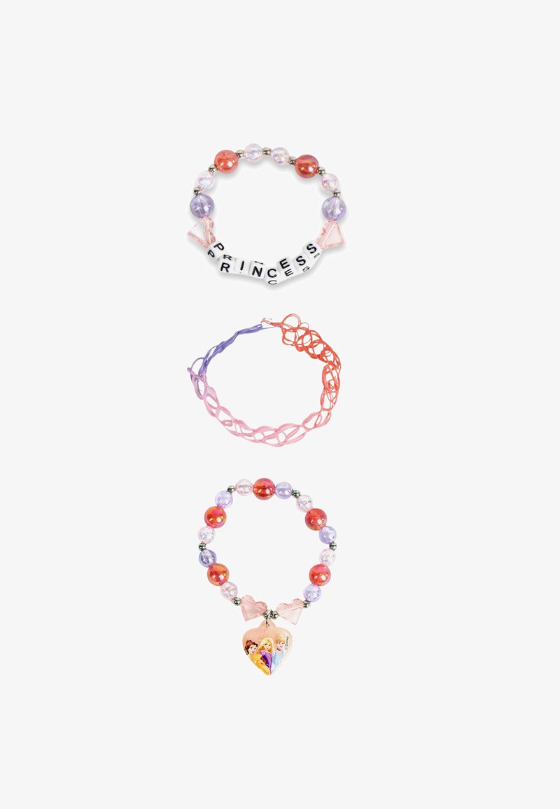 Tre braccialetti: 1) Perline colorate con lettere "PRINCESS"; 2) Fili attorcigliati rosa e viola; 3) Ciondolo a forma di cuore con tre figure di principesse.