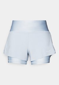 Helle blaue Sportshorts mit einer geschichteten Gestaltung, aus glattem Stoff gefertigt. Sie verfügen über einen breiten Bund und ein kleines weißes Logo auf der Vorderseite.