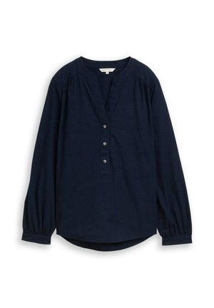 Navyblauwe blouse met lange mouwen, een V-hals, knoopdetails, geplooide schouders en een ronde onderkant; gemaakt van gestructureerde stof.