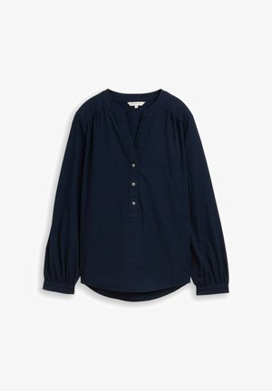 Navyblauwe blouse met lange mouwen, een V-hals, knoopdetails, geplooide schouders en een ronde onderkant; gemaakt van gestructureerde stof.