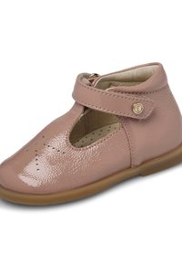 Chaussure en cuir verni rose clair avec un bout rond et un design découpé, dotée d'une sangle Velcro et de petits perforations à l'avant.